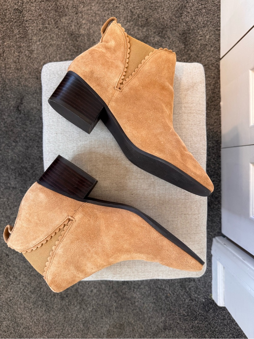 Talbots Woman’s Tan/Camel Scalloped Ankle Suede Booties Size 8.5 Inside Flaw - Picture 8 of 14